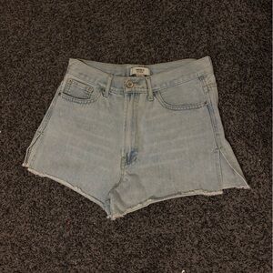 2000’s SIDE SLIT LIGHTWASH DENIM SHORTS ✌🏻